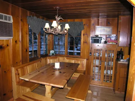 " Lake Privilege" Walk to Town, Original Twain Harte Cabin Updated, Sleeps 6, Отели в г. Твейн Харт