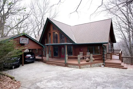 "View on a Whim” Luxury Cabin with Breathtaking Views, Theatre, Hot Tubs, Hiking