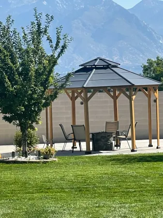 Perfect Winter Ski Get Away. Hot Tub, Stunning View, 5 Star, Quiet Clean