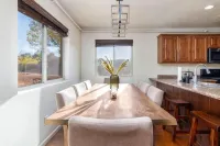 Private Pool & Spa, Pickleball, King Beds, Near Zion, Sleeps 16+, Game Room Hotels in La Verkin