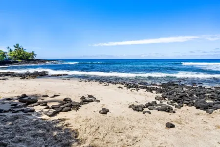 Exceptional Kona Reef Condo: Full AC, Oceanfront, Easy Walking Distance to Town