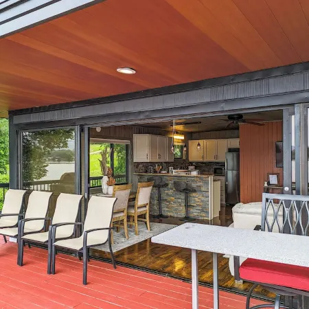 Cheerful 1-Bedroom 2-Bath Lake House Experience!!!