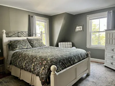 Spacious and private 2nd floor 2bed apartment in Yarmouth Village. Hotels near Eartha Globe