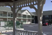 CONDO, 1 Block to Parkway,  PRIVATE  WiFi ,  POOL, King Bed, WALK to ISLAND
