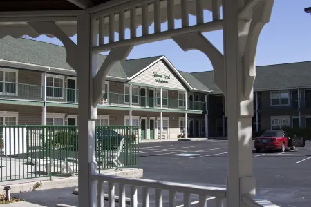 CONDO, 1 Block to Parkway,  PRIVATE  WiFi ,  POOL, King Bed, WALK to ISLAND