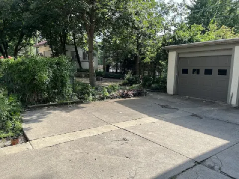 Sunny Coach House in Historic Oak Park Hotels near Oak Park Public Library - Main Library