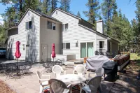 Fantastic location! Hot Tub, AC, SHARC passes, bikes and a great deck!