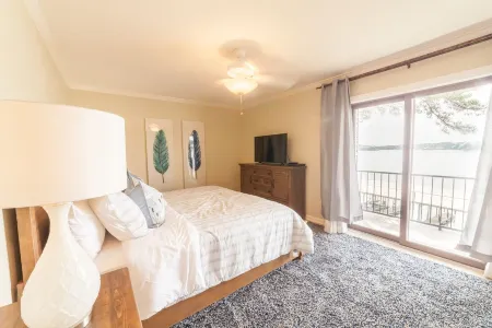 "The Sea Ray" 2 King Beds & Pickleball Court. Great Sunset Views with Boat Slip!