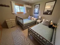 Picturesque Up North Lakeside Family Getaway パインのホテル