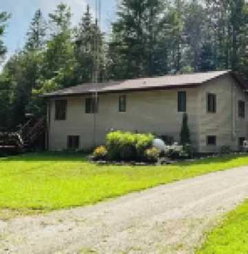 Whispering Pines By The Bay, quiet seclusion near water and town