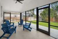 Coastal chic - minutes to beach, shopping, dining