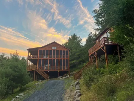 Entire Cabin in Lost River w/ fire pit + pet friendly!