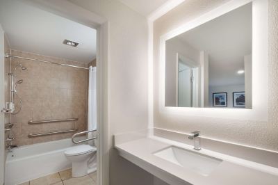 バスタブ付きバリアフリークイーンサイズベッドルーム2台 ベストウエスタン レッド ヒルズの写真