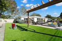 Near Beaches! Heated Pool, Hot tub at the Poolside Palm Hideaway! 베이 비스타 공원 주변 호텔