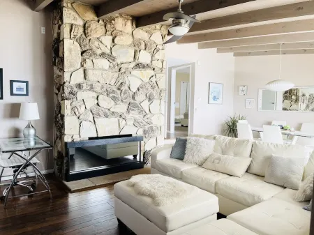 Beach house with unforgettable view Отели рядом с достопримечательностью «Парк Темескал Гейтуэй»