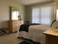 East Torch Lake cottage with beautiful sunsets! Hotels in Forest Home Township