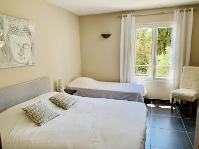 Villa 5 min walk from the beach, with large enclosed garden ideal for families Hotels near Port Sanary sur Mer