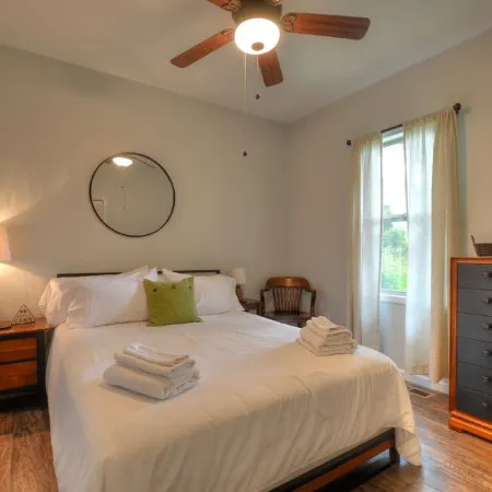 Secluded Creekfront Cabin Mountain Views.• Easy Access for Cars/Cycles•Near TOTD