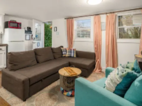 Private 5 Star One Bedroom Bungalow near the Airport/Ocean and 15 min to Seattle Hotels in Burien