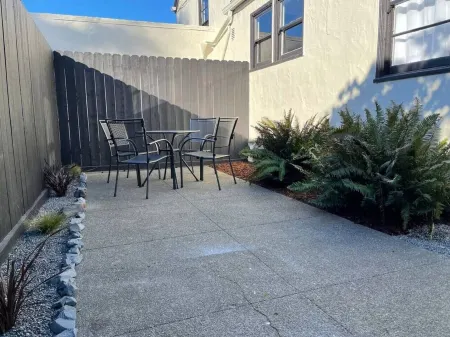 Henderson House Eureka.  Centrally located stylish home with all amenities. Отели рядом с достопримечательностью «Секвойя Парк Гарден»