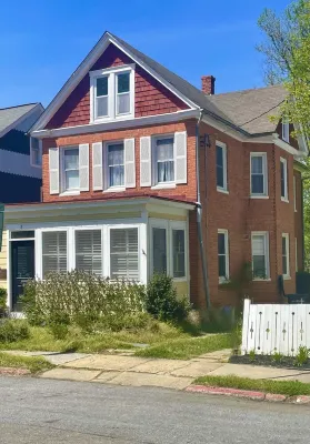 Vintage Retreat: 5 minute walk to downtown, Naval Academy, Stadium and more.