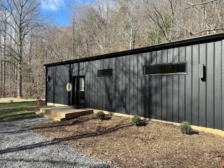 Trillium RetreatCozy, Stylish, and Modern Oasis 10 Minutes From Asheville NC Отели рядом с достопримечательностью «Charles D Owen Park»
