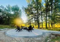 New Log Cabin on 70 acres! Lake, kayaks, pool table, arcades, cascading hot tub!