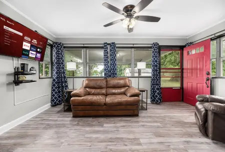 Magnolia Small Apartment w/ King-size Amenities- High Quality Beds & Pillows!