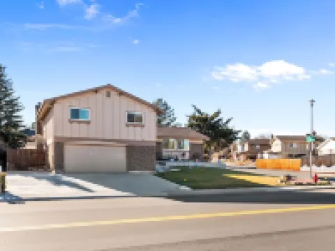 Casa Kaleidoscope: Whimsical Selfie Museum - 5bd sleeps 15 Hotels in Arvada