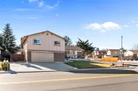 Casa Kaleidoscope: Whimsical Selfie Museum - 5bd sleeps 15 Hotels near Red Rocks Community College Arvada Campus