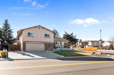 Casa Kaleidoscope: Whimsical Selfie Museum - 5bd sleeps 15 Отели рядом с достопримечательностью «The Well House Assisted & Senior Living of Arvada»