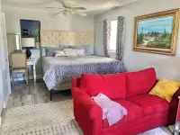 Private Pool, Gazebo, Firepit, and Hot Tub. Optional Guest Suite