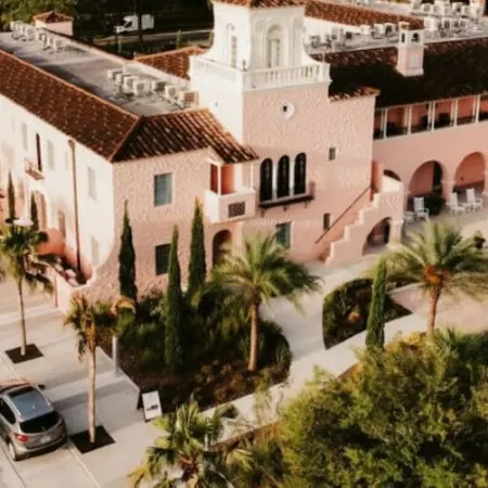 1 block to dwnt/7min to beach/King bed/Free parking