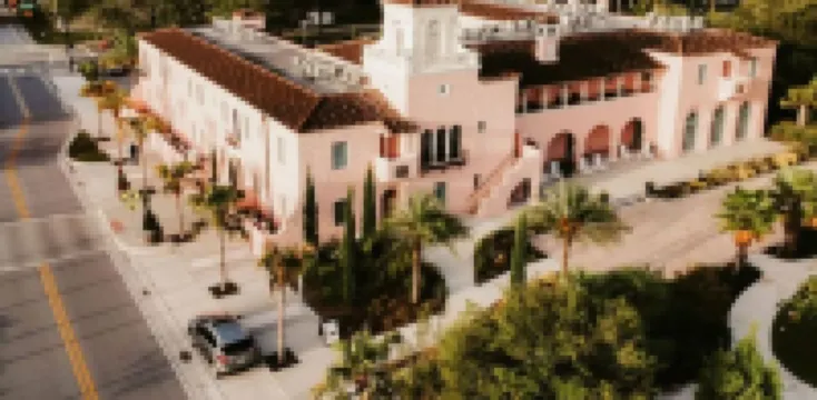 1 block to dwnt/7min to beach/King bed/Free parking