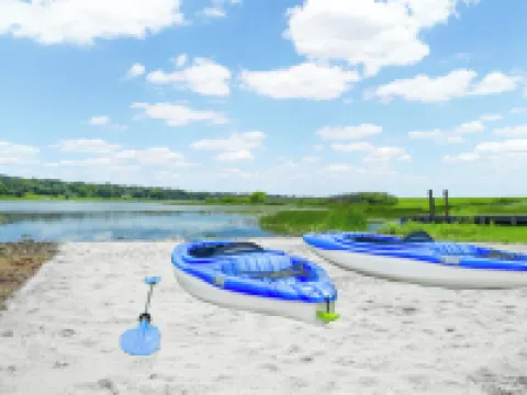 Lake Front! Spacious Home w/heated pool & kayaks 萊克威爾士酒店