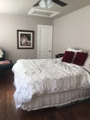 Beautifully remodeled Bungalow steps away from Historic Route 66 and SNU