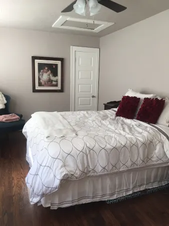 Beautifully remodeled Bungalow steps away from Historic Route 66 and SNU Отели в г. Бетани