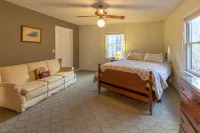 Smokey Mountain River Retreat Hotels near Noon