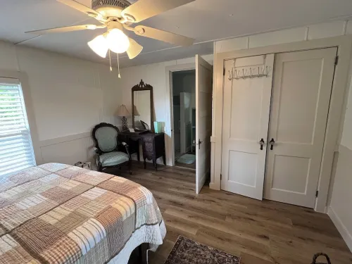 Completely renovated mobile home sitting own a pond. Hotel a Moultrie