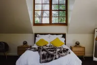 A bespoke romantic retreat in the heart of the high country, breakfast included.