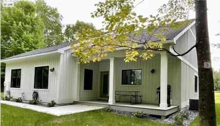 Wow! Book 2 Nights / 1 Free! Nov-April Sleeps 10 Near Dwntwn. 3 Bed/2Bath Clean!