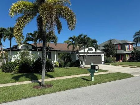 Beautiful Home with Sauna & Heated Pool-Spa, 5min from Beaches, close to Airport Отели в г. Лантана