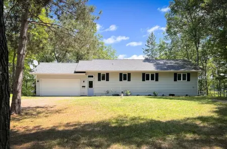 Your Great Escape Lake Home- Pet Friendly with Lake Access! Sleeps 10!