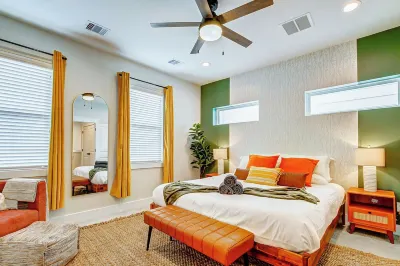 NEW Executive Mid Century Modern Home Centrally located 10 MIN to Downtown Hotels in North Houston