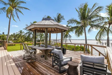 Stunning 3 bedroom, 2.5 bathroom waterfront/dockside home