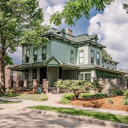 Entire Victorian Mansion - Near Main St & Farmer’s Mkt - Sleeps12