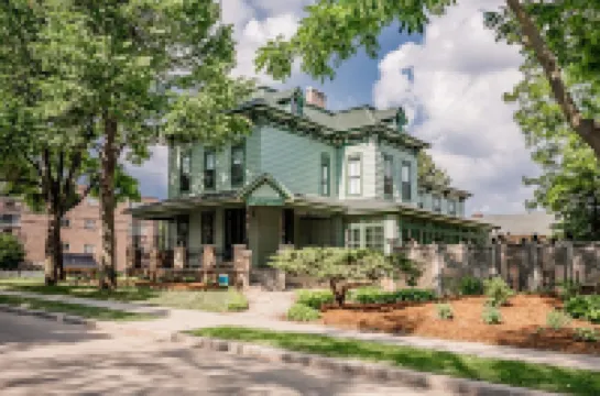 Entire Victorian Mansion - Near Main St & Farmer’s Mkt - Sleeps12