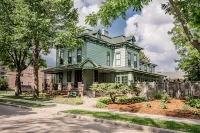 Entire Victorian Mansion - Near Main St & Farmer’s Mkt - Sleeps12 Hotels near Nike Factory Store