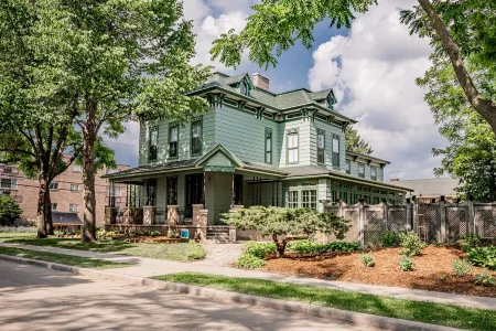 Entire Victorian Mansion - Near Main St & Farmer’s Mkt - Sleeps12