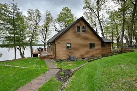 Beautiful Lakeside Cabin on Long Lake
